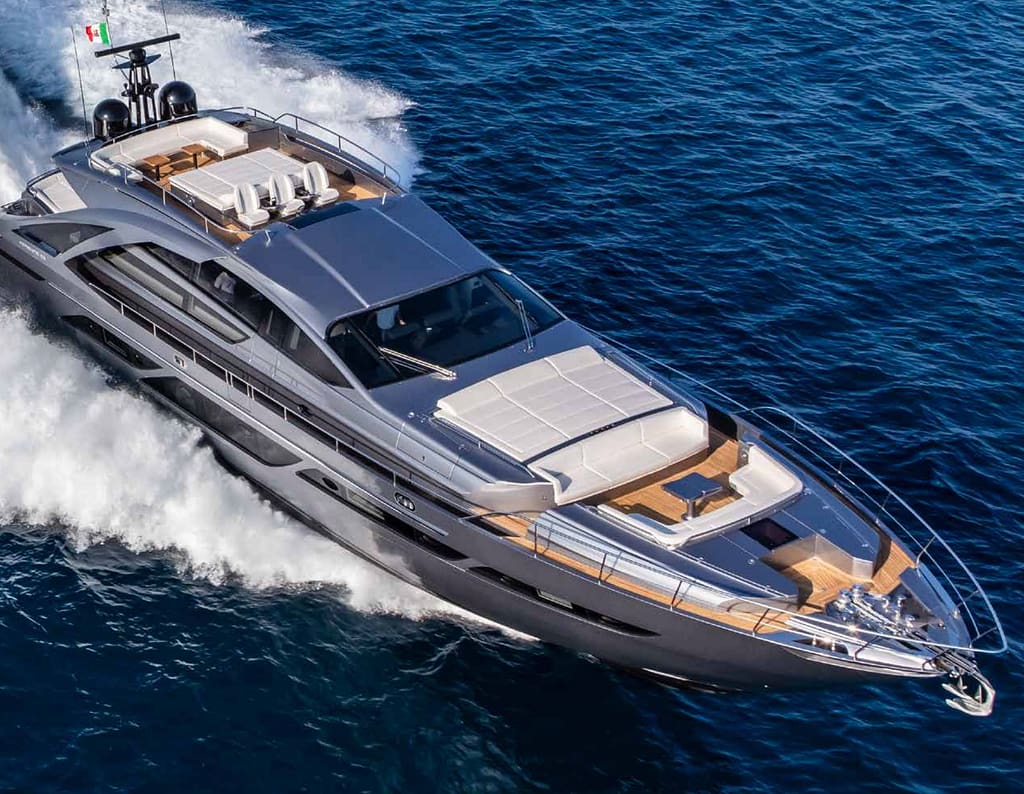 Pershing Yacht Forte dei Marmi