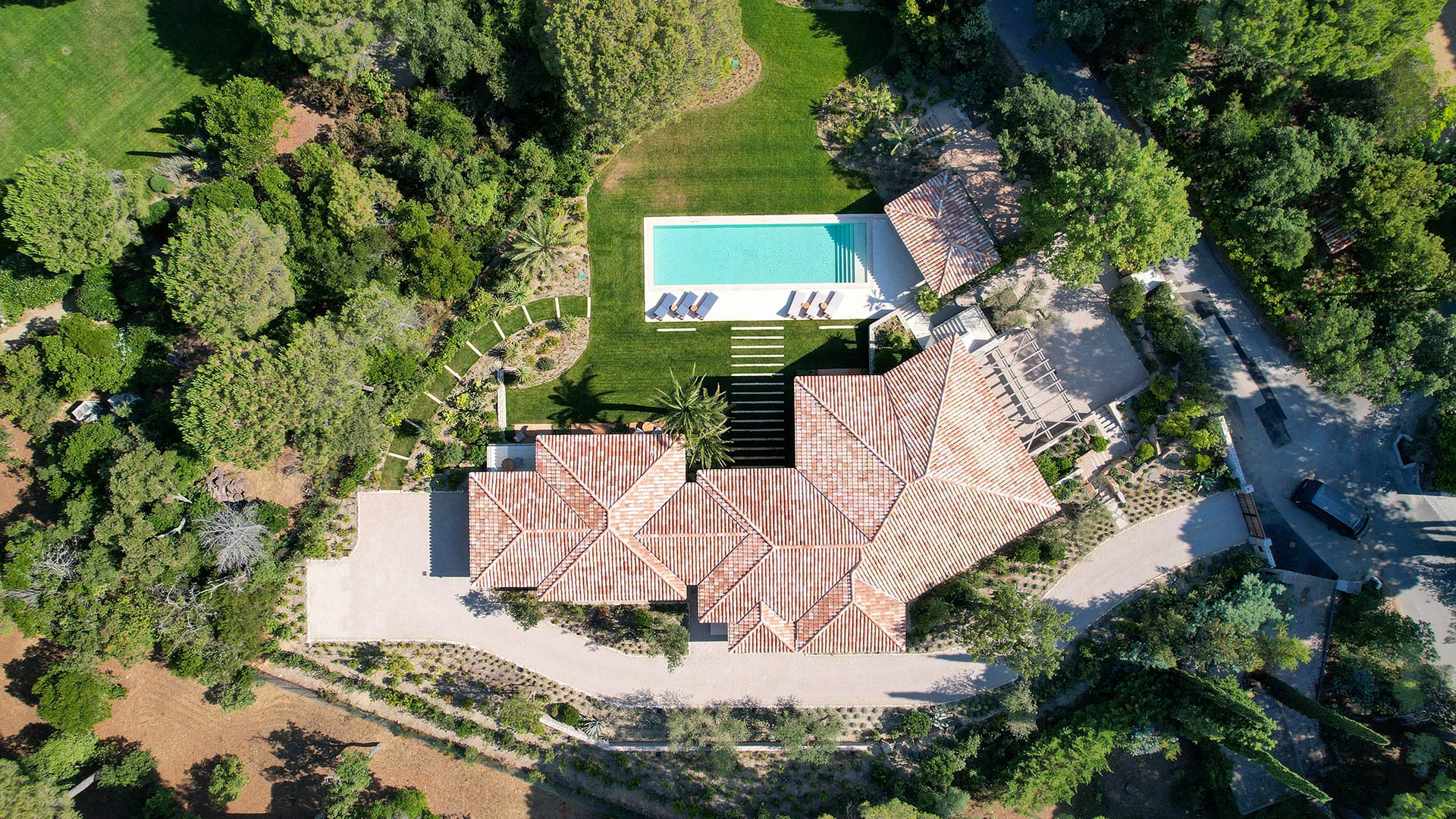 
Luxury-Villa-on-La-Pointe-de-lAy-in-St-Tropez-France__3