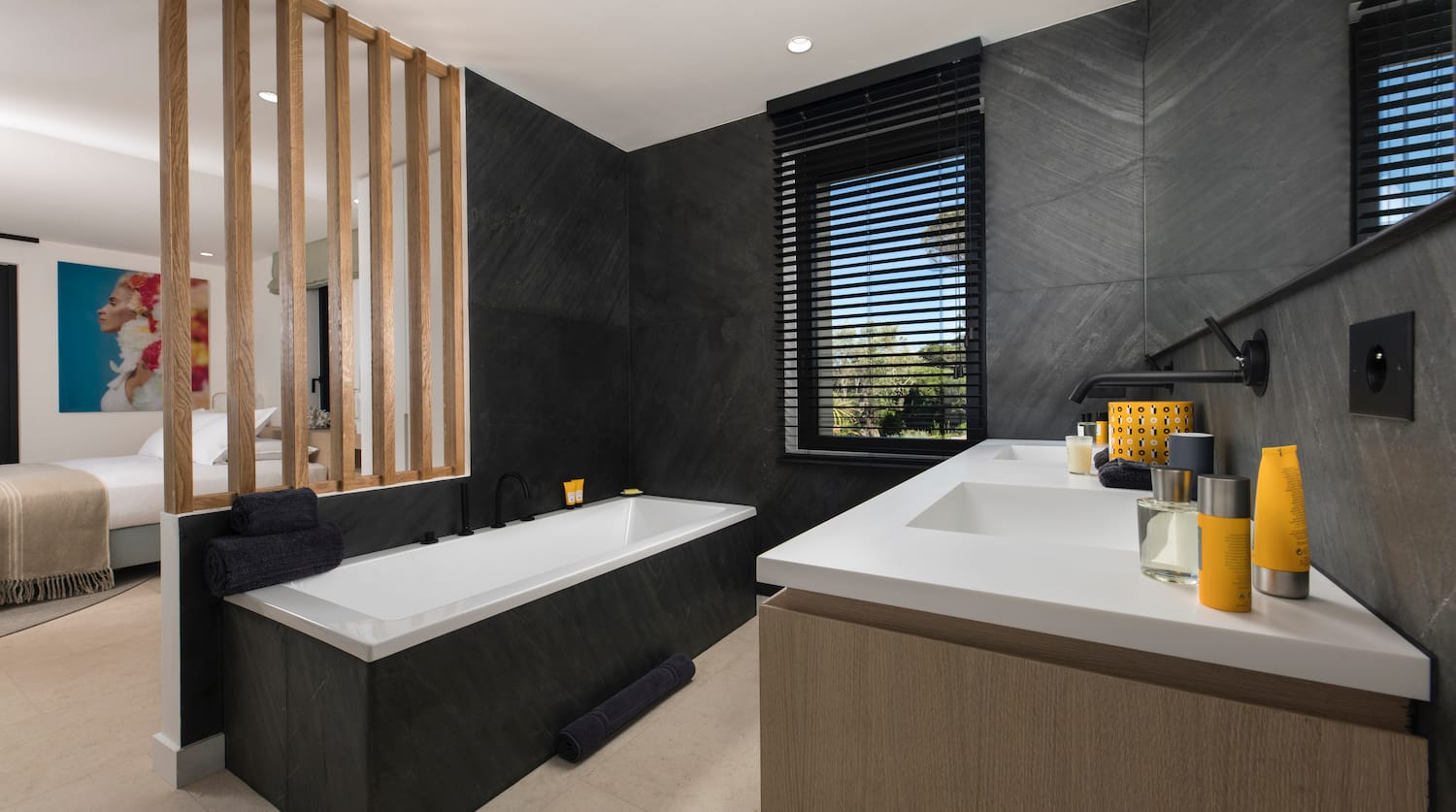Beautiful Contemporary Villa in Les Parcs du St Tropez_bathroom