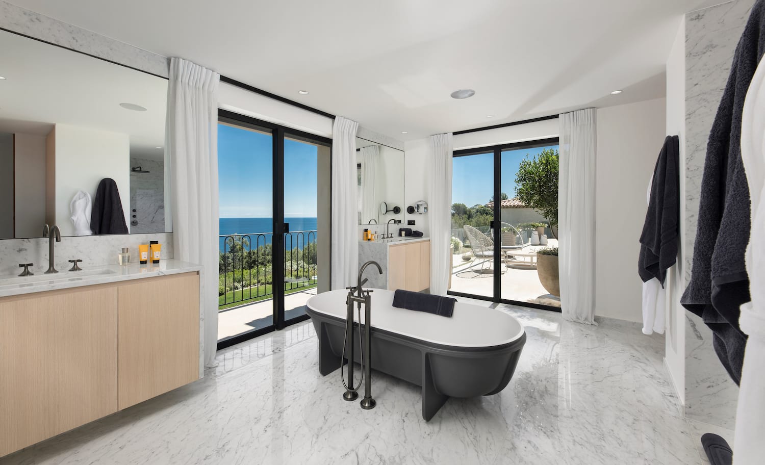 Beautiful Contemporary Villa in Les Parcs du St Tropez_bathroom