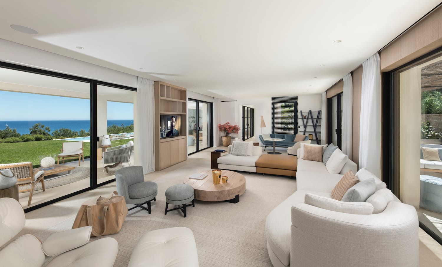 Beautiful Contemporary Villa in Les Parcs du St Tropez_living