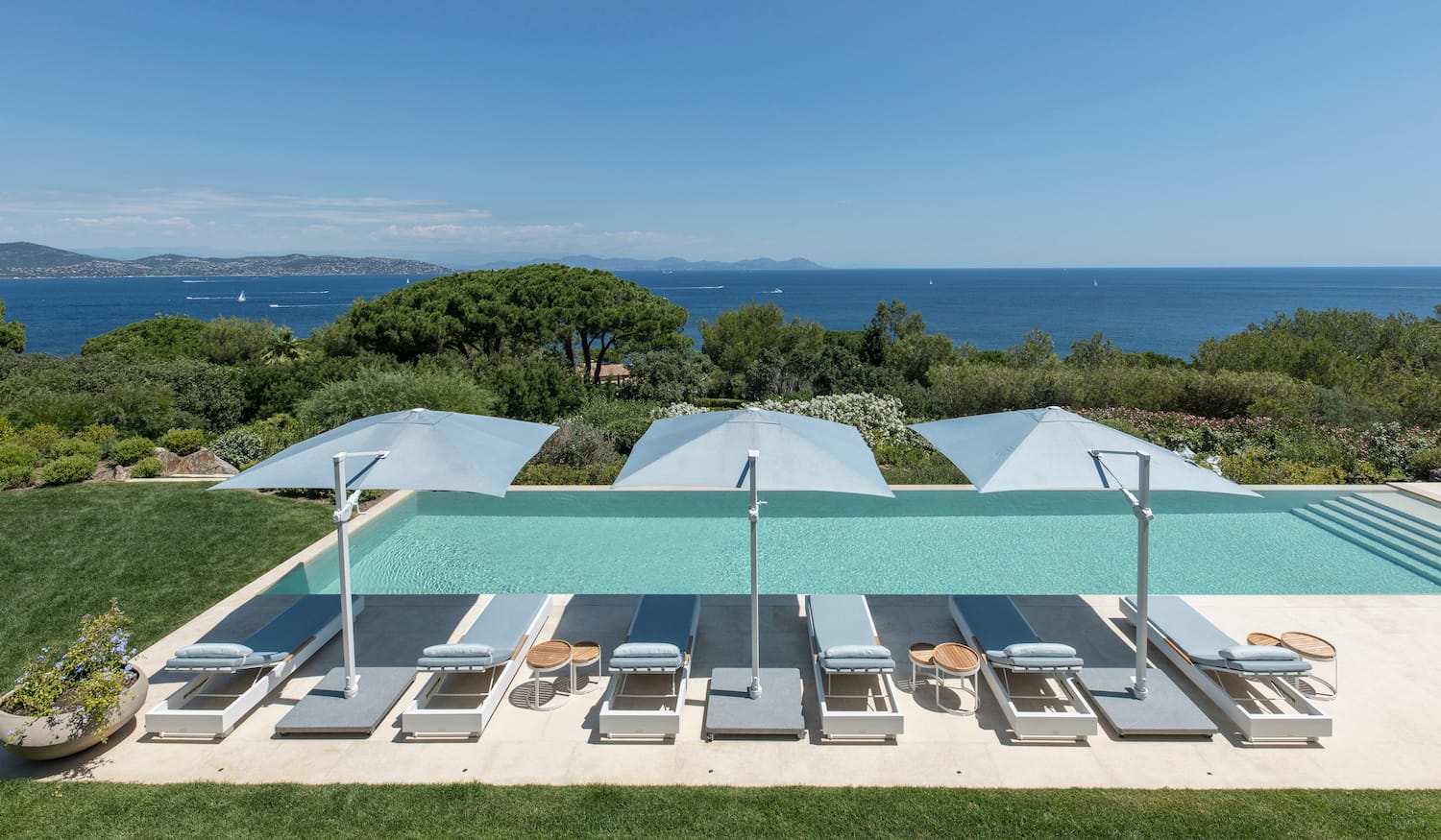 Beautiful Contemporary Villa in Les Parcs du St Tropez_pool