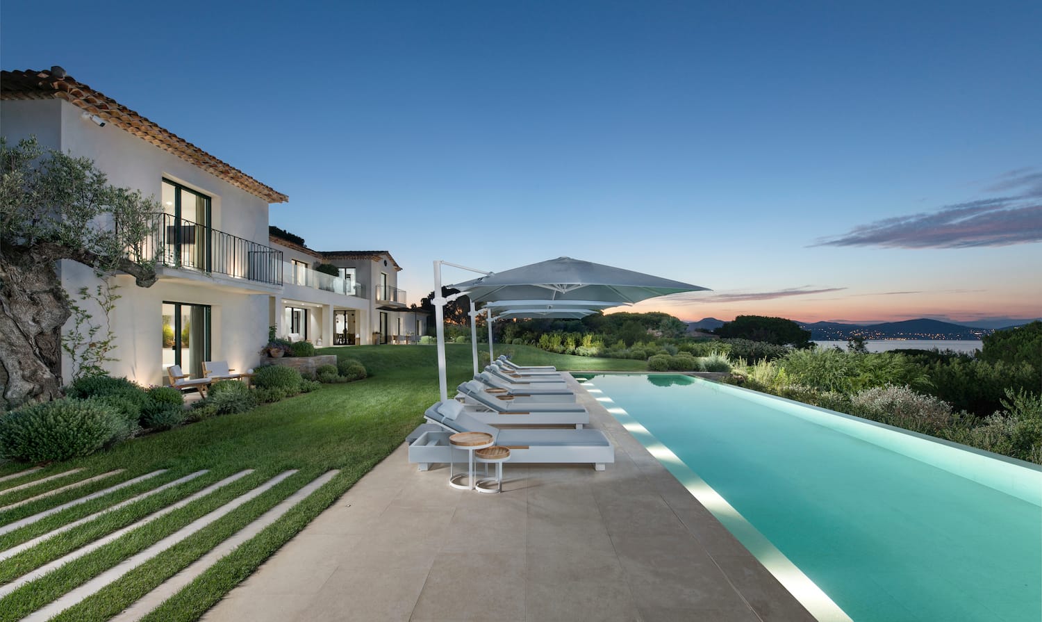 Beautiful Contemporary Villa in Les Parcs du St Tropez_pool