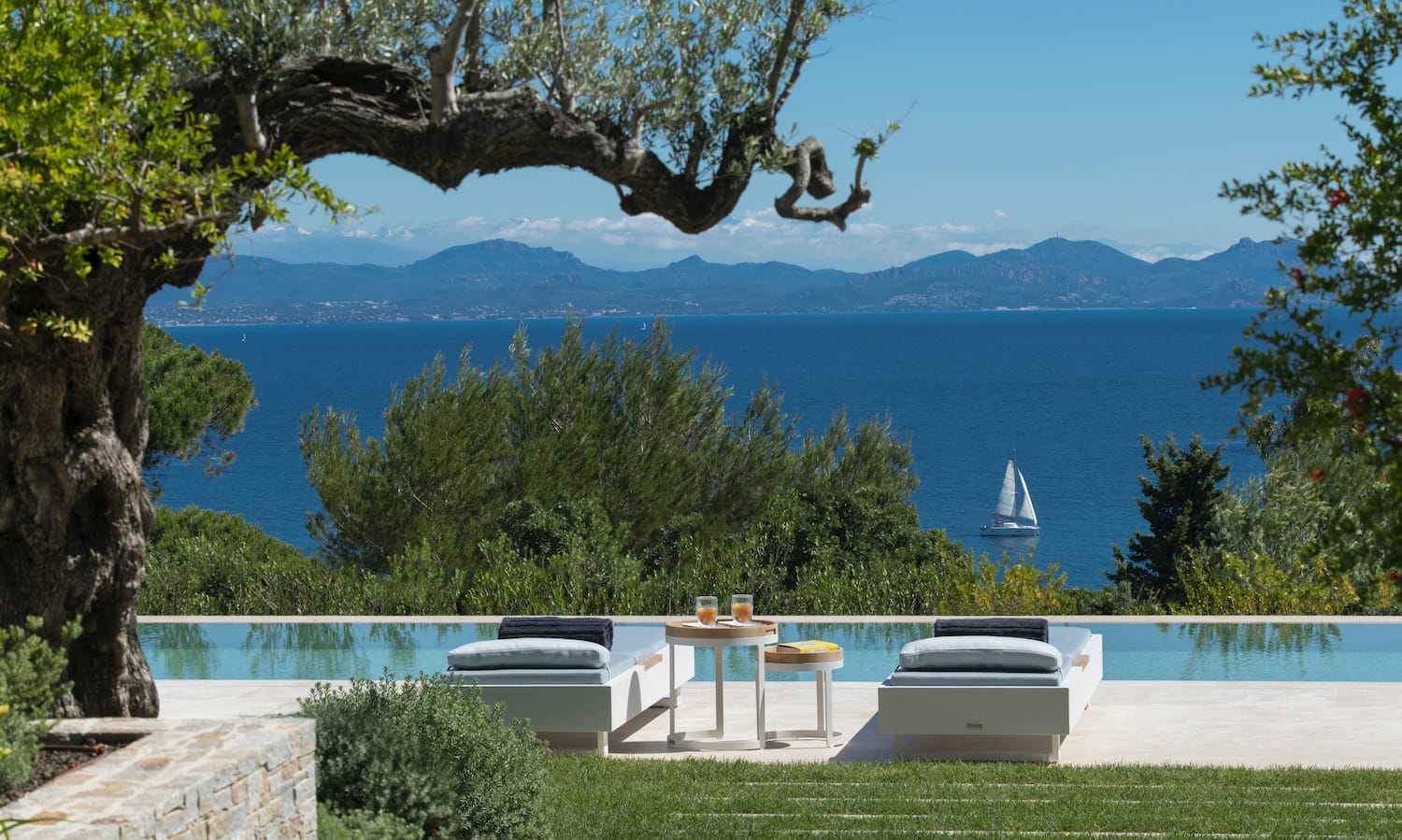 Beautiful Contemporary Villa in Les Parcs du St Tropez_pool overlooking sea